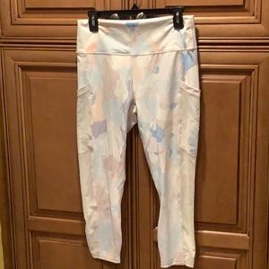NWOT WIDE WAISTED CAPRIS WORKOUT PANTS 👩